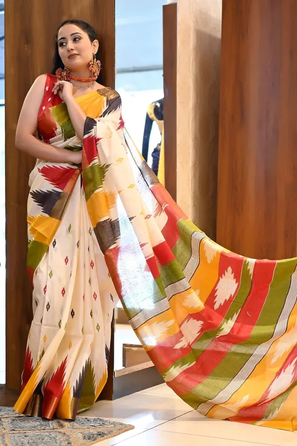 White_Ikat_Block_Print_Saree_With_Contrast_Border_With_Blouse_Piece