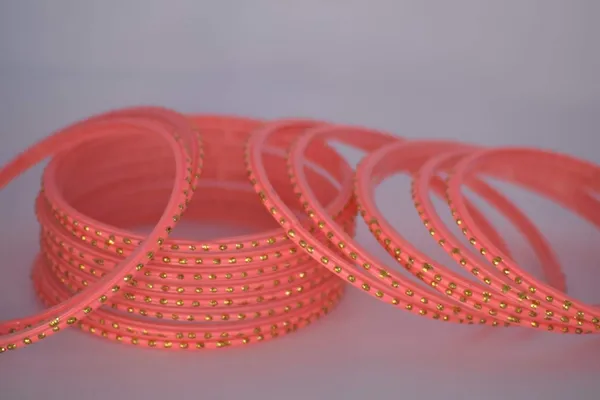 Glass_Bangles_Chudi_Set_for_Women_&_Girls_Combo_Peach_&_White_Golden_Dot_(Pack_of_32)