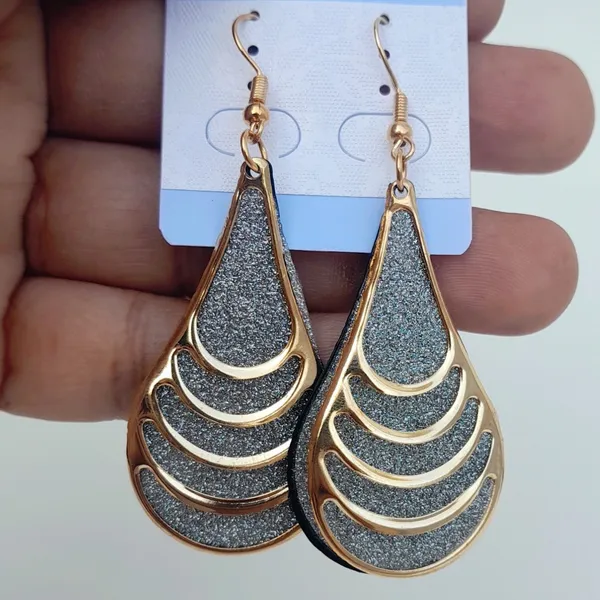 Gold_Colour_Metal_Earrings_for_Women_and_Girls_Crystal_Design_Pattern