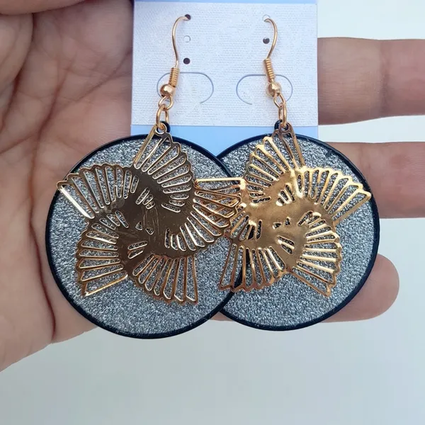 Gold_Colour_Metal_Earrings_for_Women_and_Girls_Crystal_Design_Pattern