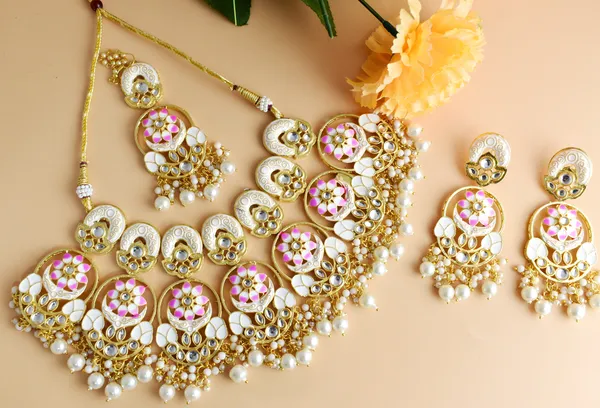 Choker_white_Necklace_Set_and_Earrings