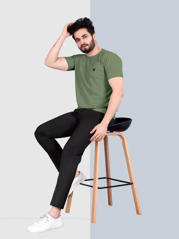 Men_Solid_Round_Neck_green_T-Shirt
