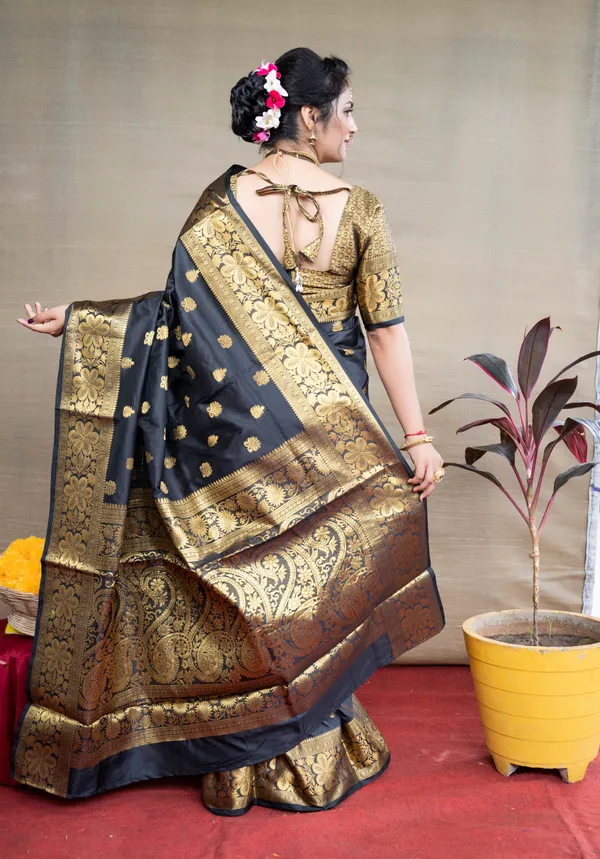 Black_Pure_Paithani_Silk_Saree_With_Rich_Pallu_And_Unstiched_Blouse_Piece.