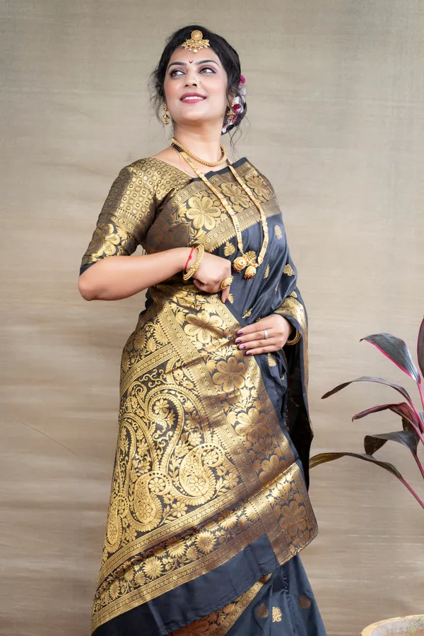 Black_Pure_Paithani_Silk_Saree_With_Rich_Pallu_And_Unstiched_Blouse_Piece.
