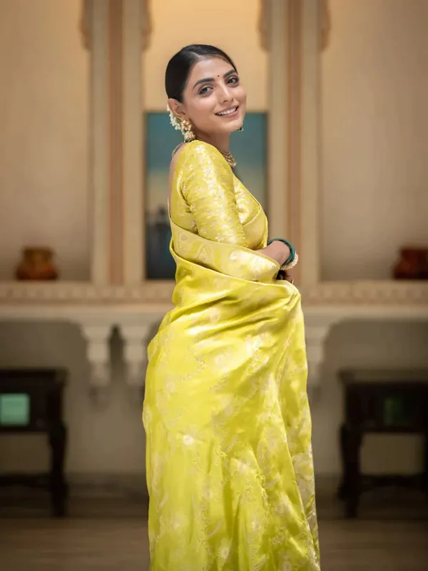 Lemon_Banarasi_Silk_Wedding_&_Party_Wear_Saree_&_Unstiched_Blouse_For_Women