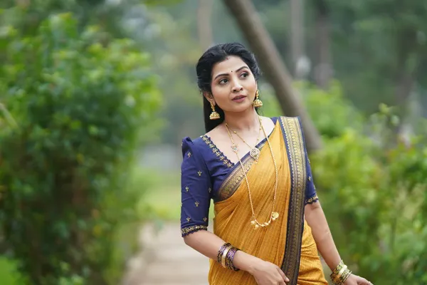Yellow_Banarasi_Silk_Wedding_&_Party_Wear_Saree_&_Unstiched_Blouse_For_Women