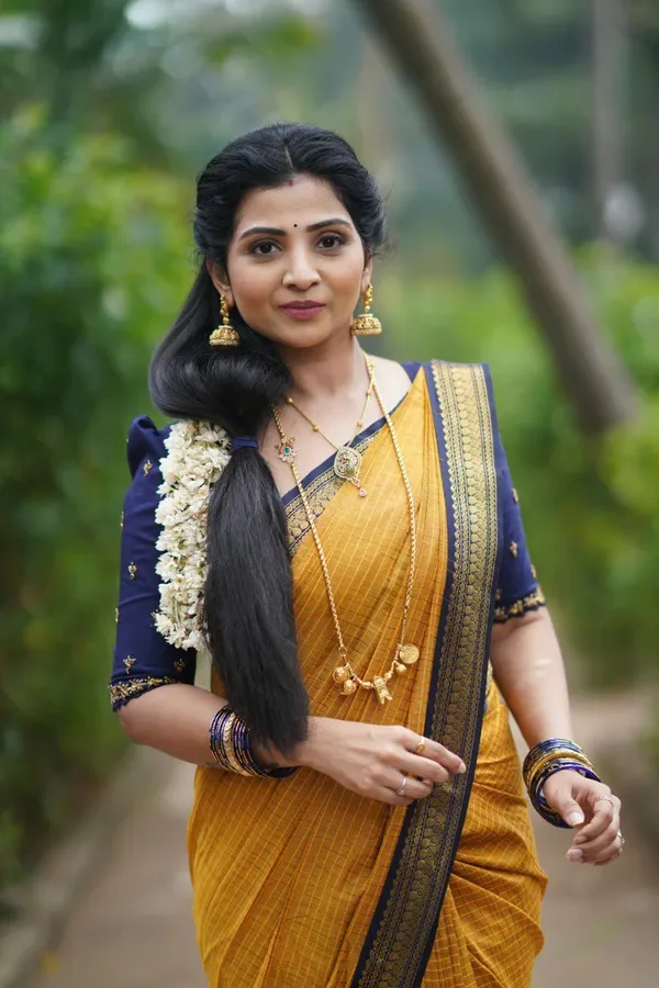 Yellow_Banarasi_Silk_Wedding_&_Party_Wear_Saree_&_Unstiched_Blouse_For_Women