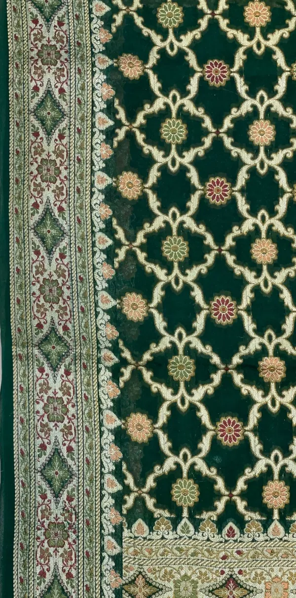 Humairah_Presents_Pure_Handloom_Dark_Green_Chiffon_Resham_Mina_Bandhani_Zari_Booti_with_Miankari_Pallu_and_Zari_Border_with_Dark_Green_Blouse