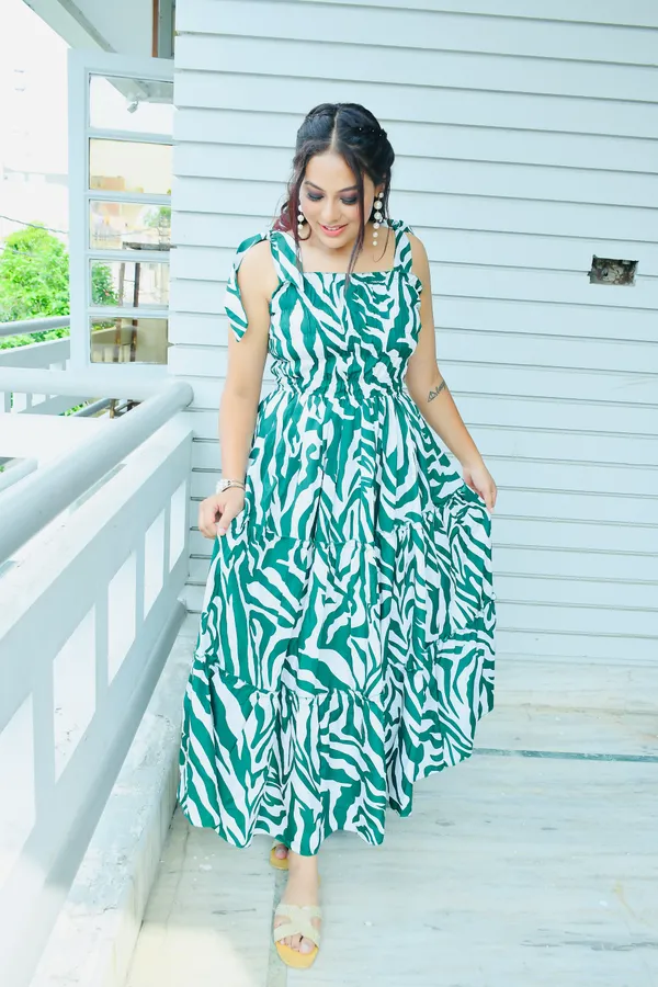 https://d1311wbk6unapo.cloudfront.net/NushopCatalogue/tr:f-webp,w-600,fo-auto/Manisha_futuring_American_crape_light_green_printed_dress_7N3EQO7SIO_2024-07-12_1.jpg__Dossier's