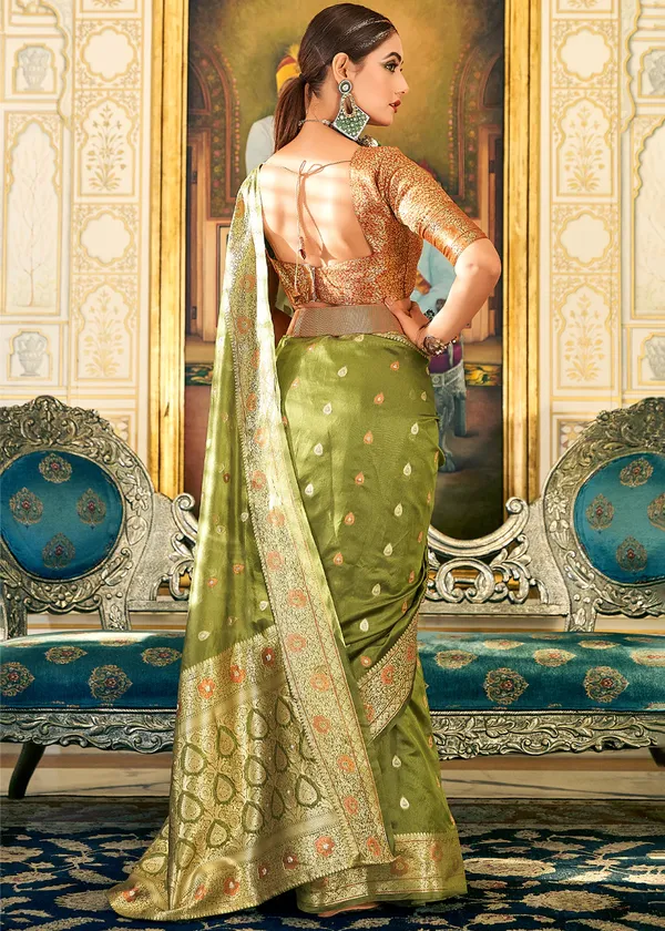 Green_Soft_Silk_Saree_With_Unstitched_Blouse_For_Women