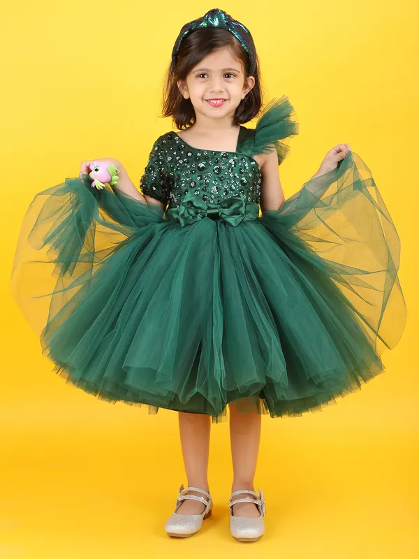 https://d1311wbk6unapo.cloudfront.net/NushopCatalogue/tr:f-webp,w-600,fo-auto/Modish_green_colored_short_sleeves_knee_length_party_frock_7S0ZDRHQYH_2024-07-26_1.JPG