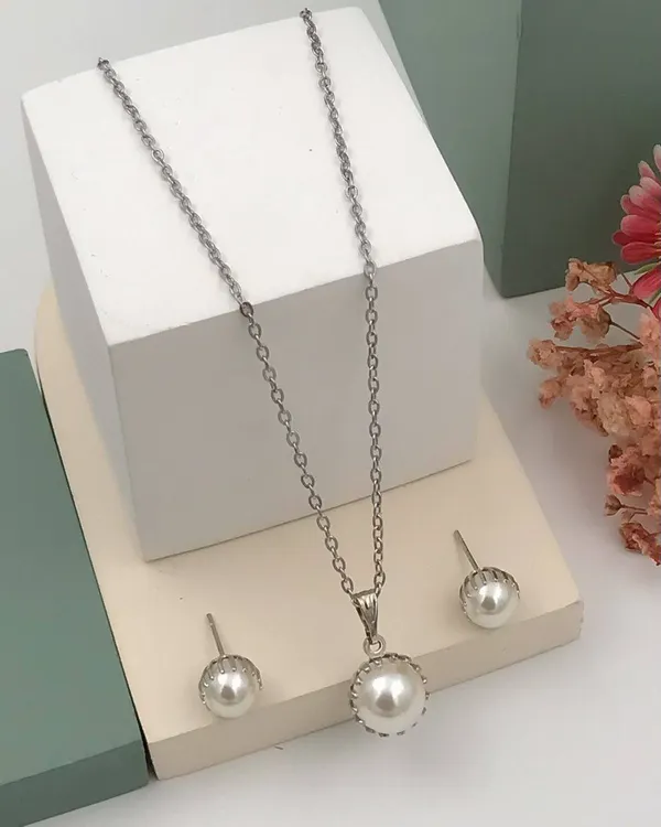Exclusive_Silver_Chain_With_Pearl_Pendant_Set_For_Women_And_Girls