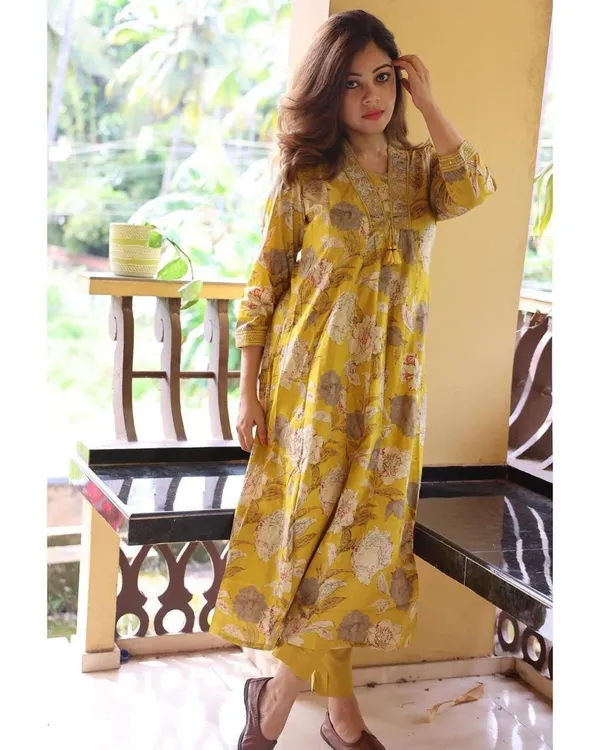 Mustard_Cotton_Regular_Fit_Solid_Kurta_And_Pant_Set_For_Women
