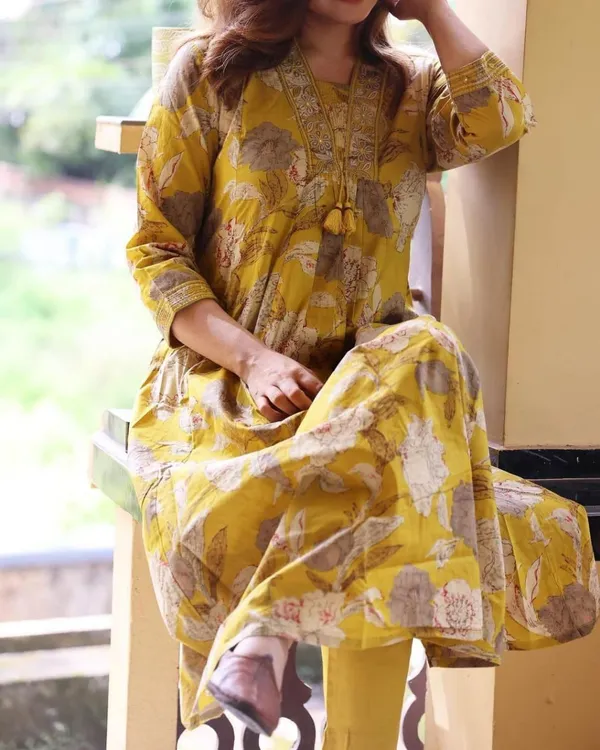 Mustard_Cotton_Regular_Fit_Solid_Kurta_And_Pant_Set_For_Women