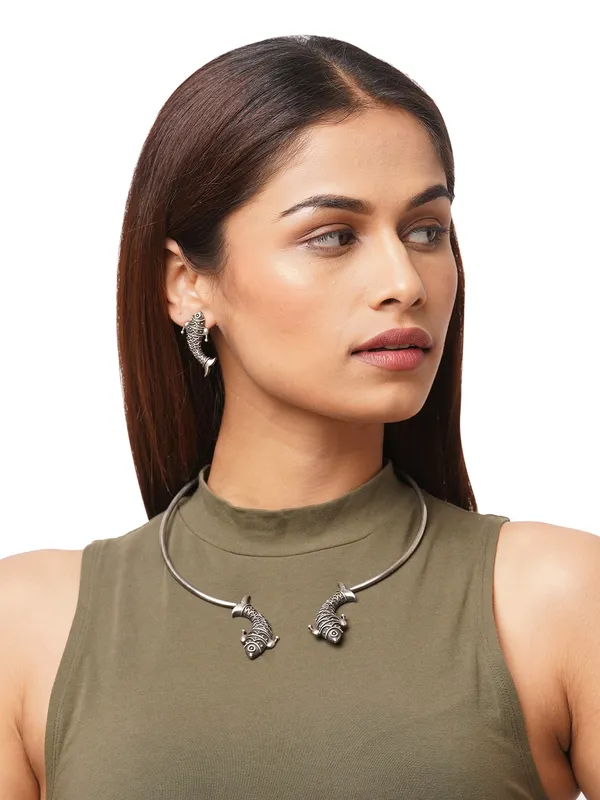Koi_Hasuli_Open_Choker_Necklace_Set_with_Ornate_Fish_Pendants
