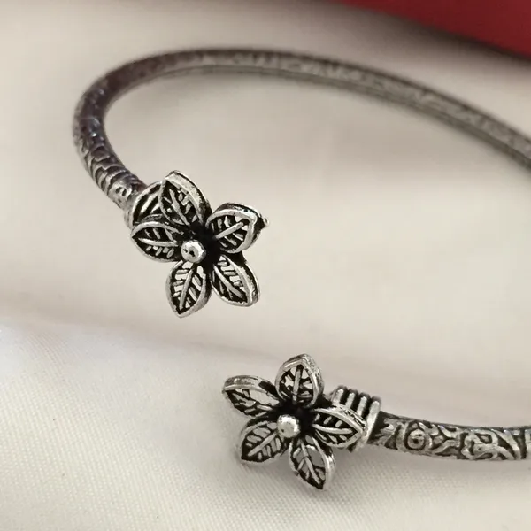 Flower_model_Embossed_Hand_Bracelet