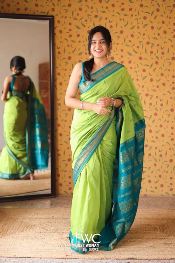 https://d1311wbk6unapo.cloudfront.net/NushopCatalogue/tr:f-webp,w-600,fo-auto/NR3PhKW8_SDYN5A7Q7U_2024-07-23_1.jpg__VIANTA SAREE