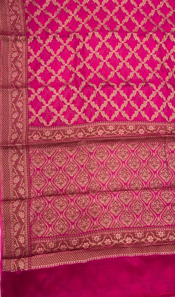 Humairah_Presents_Pure_Handwoven_Pink_Chiffon_Kadiyal_Copper_Zari_Jaal_and_Resham_Mina_Zari_Boota_Pallu_with_Pink_Blouse