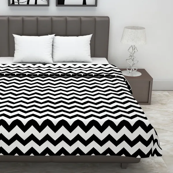 Abstract_Double_Dohar_for_Mild_Winter_(Polyester,_Black_and_White)