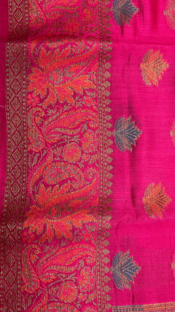 Humairah_Pure_Handloom_Magenta_Chiniya_Silk_Floral_Minakari_Zari_Booti_with_Paisley_Mina_Zari_Border_and_Rangkaat_Paisley_Pallu_with_Magenta_Blouse