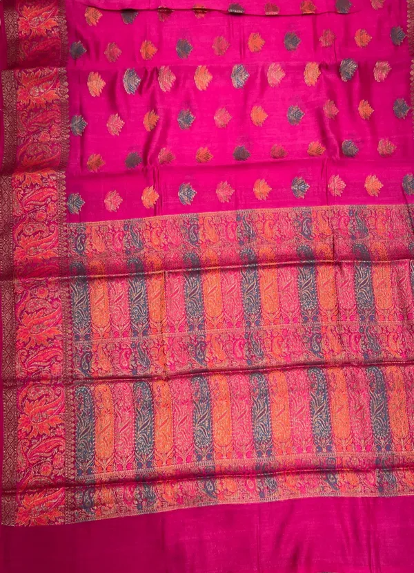 Humairah_Pure_Handloom_Magenta_Chiniya_Silk_Floral_Minakari_Zari_Booti_with_Paisley_Mina_Zari_Border_and_Rangkaat_Paisley_Pallu_with_Magenta_Blouse