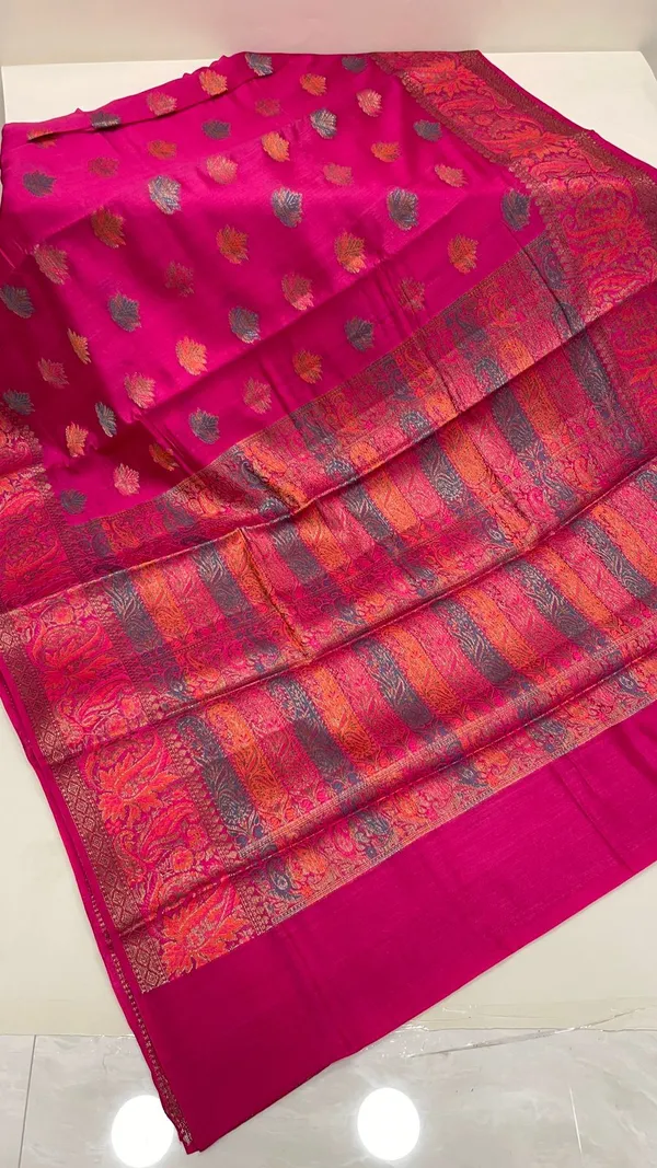 Humairah_Pure_Handloom_Magenta_Chiniya_Silk_Floral_Minakari_Zari_Booti_with_Paisley_Mina_Zari_Border_and_Rangkaat_Paisley_Pallu_with_Magenta_Blouse