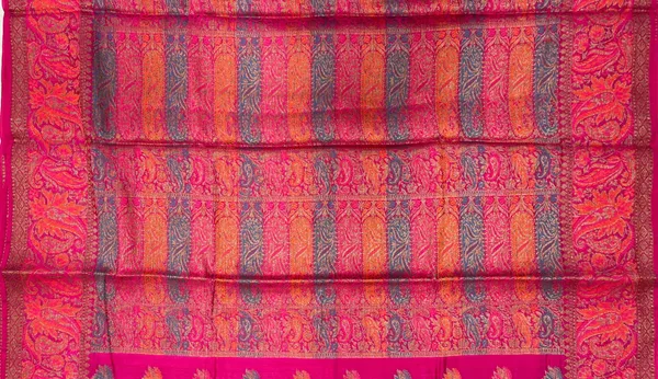 Humairah_Pure_Handloom_Magenta_Chiniya_Silk_Floral_Minakari_Zari_Booti_with_Paisley_Mina_Zari_Border_and_Rangkaat_Paisley_Pallu_with_Magenta_Blouse