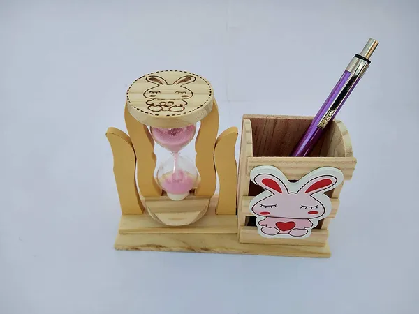 Pine_Wood_Hourglass_Timer_With_Pen_Holder
