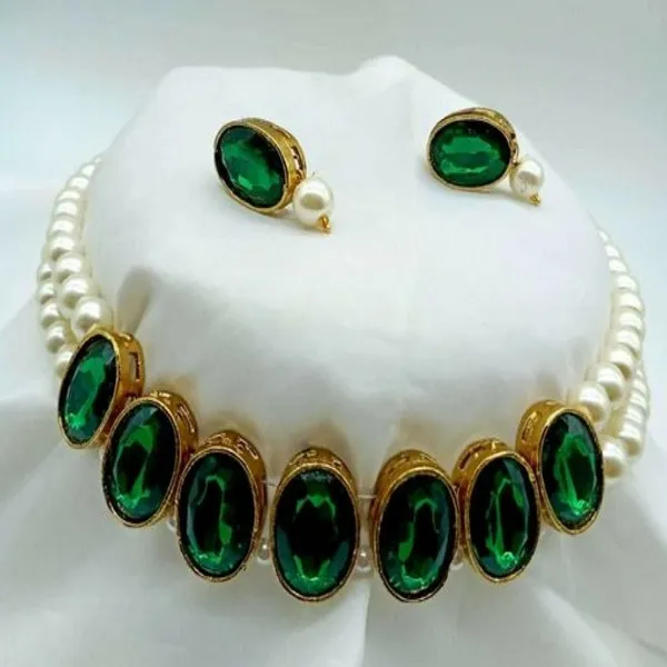 https://d1311wbk6unapo.cloudfront.net/NushopCatalogue/tr:f-webp,w-600,fo-auto/PADMAWATIBANGLES_GREEN_KUNDAN_STONE_NECKLACE_SET_FOR_WOMEN._QUJ5Q4GC78_2022-08-22_1.jpg__Padmawati Bangles   Private Limited