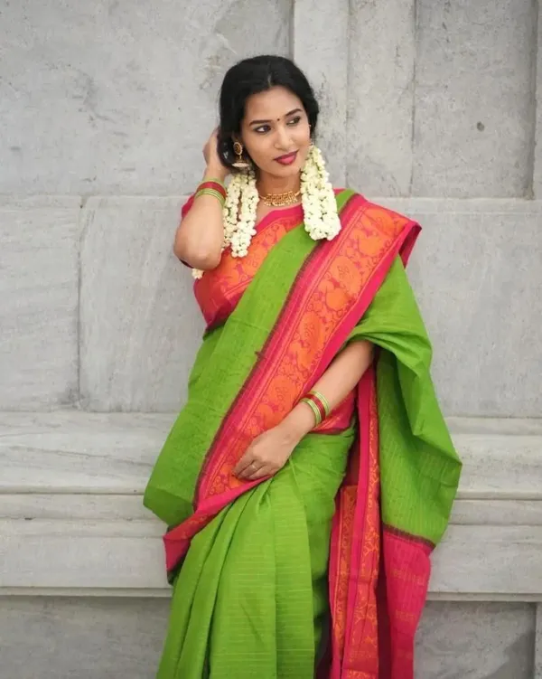 Green_Soft_Lichi_Silk_Saree_With_Unstitched_Blouse_For_Women
