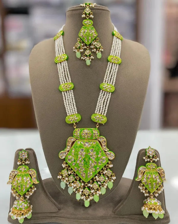 Premium_Quality_Necklace_set_and_Earrings_with_Mangtika