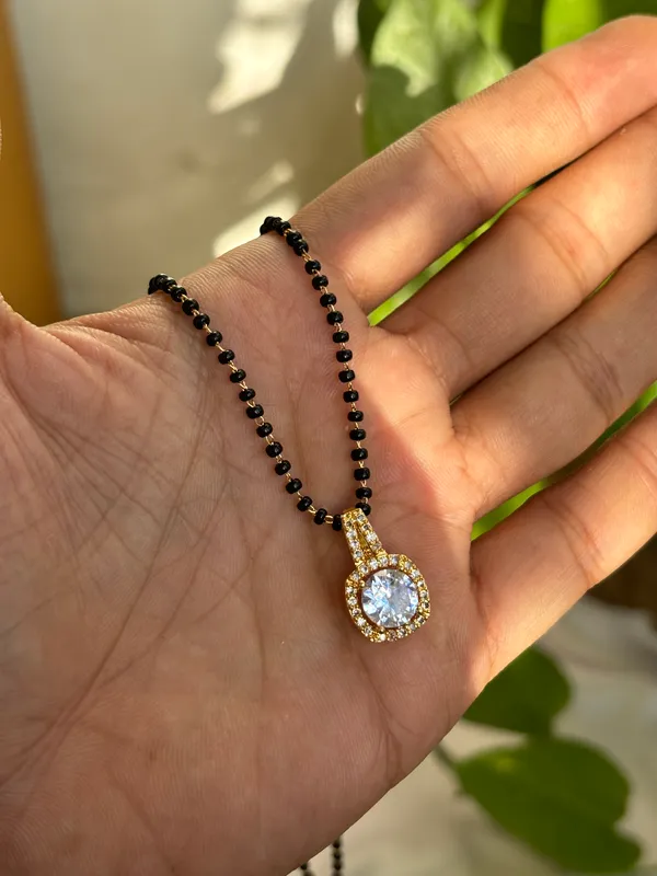 Pria_solitaire_gold_elegant__mangalsutra