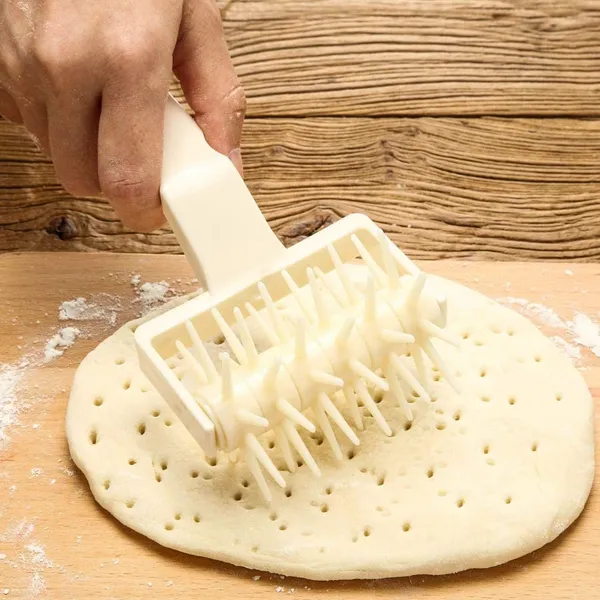 Pizza_Dough_Docker_Roller_with_spikes_for_holes_(Plastic)