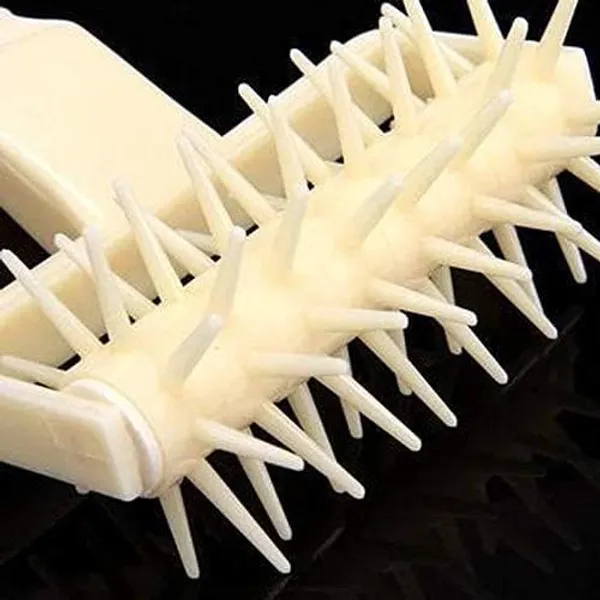 Pizza_Dough_Docker_Roller_with_spikes_for_holes_(Plastic)
