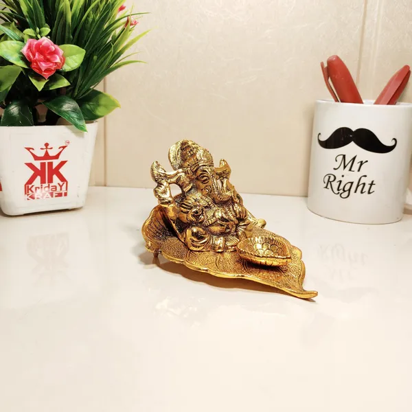 Metal_Ganesha_Statue_With_Diya