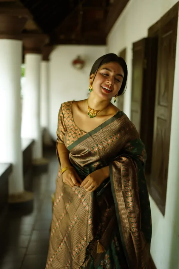 Dark_Green_Soft_Silk_Saree_With_Blouse_Piece_For_Women