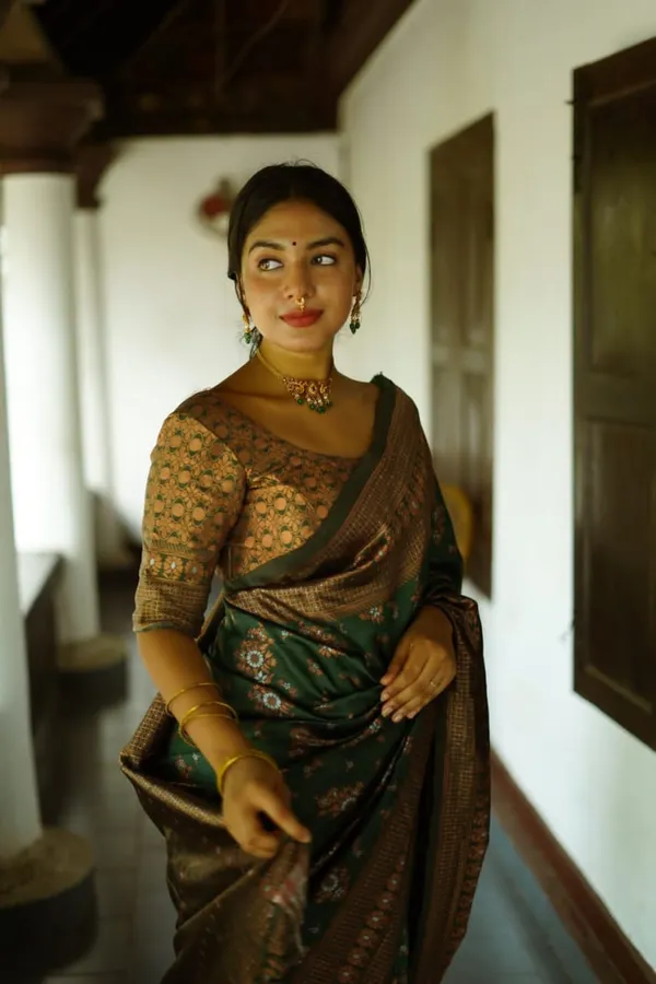 Dark_Green_Soft_Silk_Saree_With_Blouse_Piece_For_Women