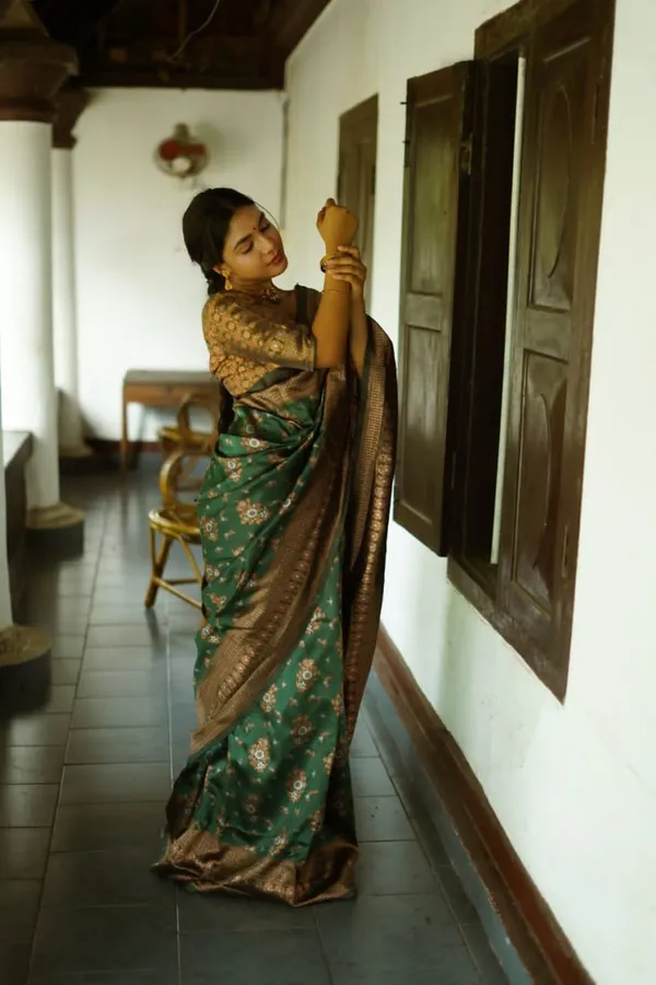 Dark_Green_Soft_Silk_Saree_With_Blouse_Piece_For_Women