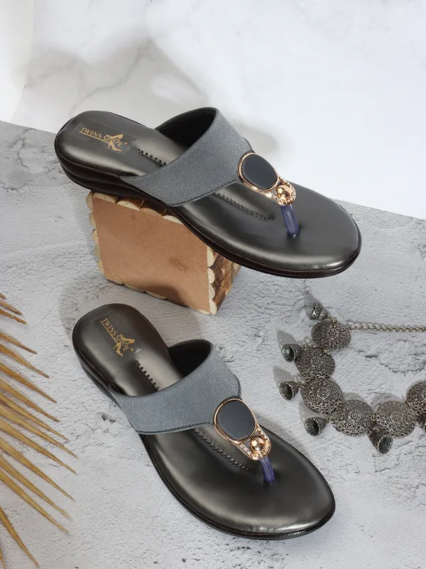 Casual_Buckle_Flat_Slippers_(Grey)