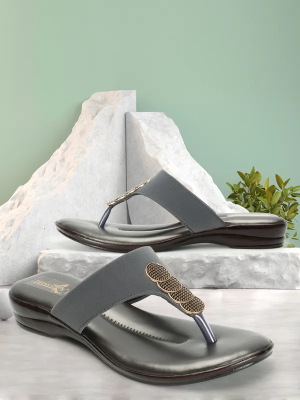 Casual_Buckle_Flat_Slippers_(Grey)