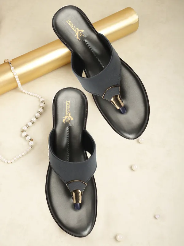 Casual_Buckle_Flat_Slippers_(Grey)