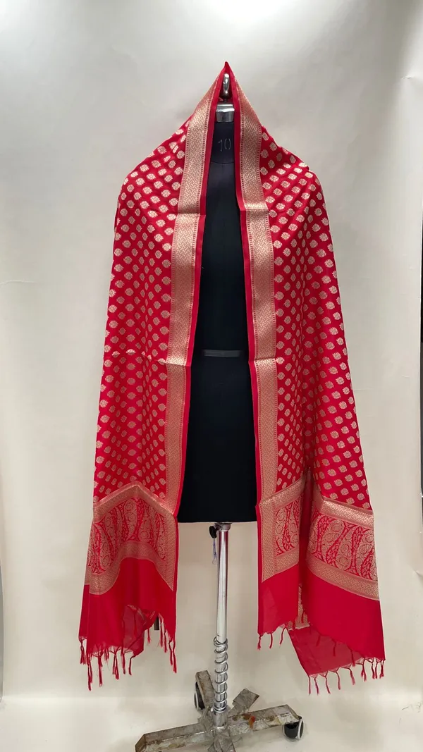 Humairah_Presents_Red_Semi_Katan_Silk_Floral_Zari_Chunri_Booti_Paisley_Anchal_Banarasi_Dupatta