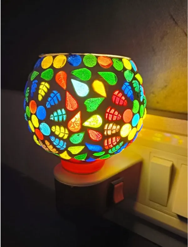 Kapoor_Dani_With_Night_Lump_(Glass_Moseq_)