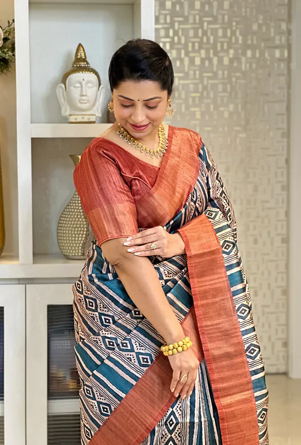 Soft_Tussar_Silk_sarees_with_Beautiful_Print_With_Attractive_Pallu_&_Zari_Border_And_Contrast_Print_Blouse_With_Tassels