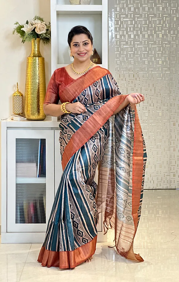 Soft_Tussar_Silk_sarees_with_Beautiful_Print_With_Attractive_Pallu_&_Zari_Border_And_Contrast_Print_Blouse_With_Tassels