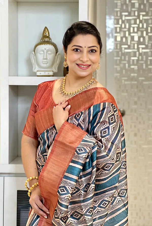 Soft_Tussar_Silk_sarees_with_Beautiful_Print_With_Attractive_Pallu_&_Zari_Border_And_Contrast_Print_Blouse_With_Tassels