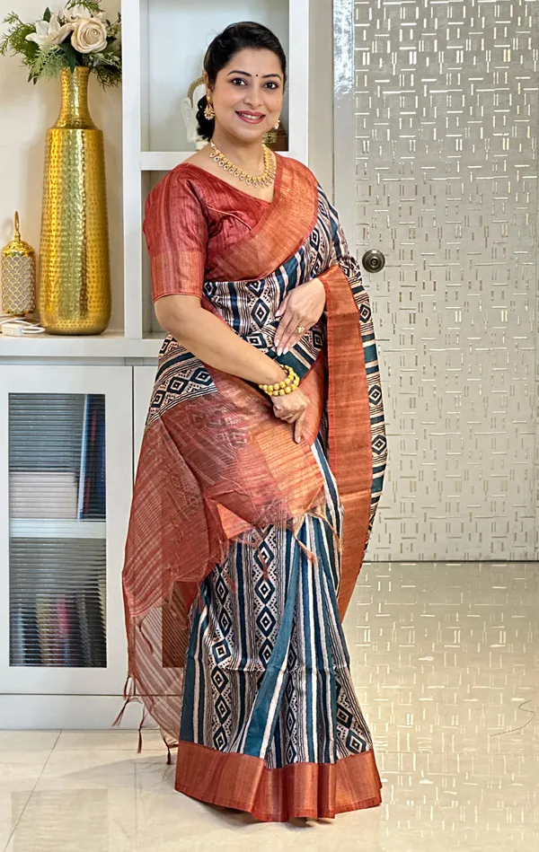 Soft_Tussar_Silk_sarees_with_Beautiful_Print_With_Attractive_Pallu_&_Zari_Border_And_Contrast_Print_Blouse_With_Tassels
