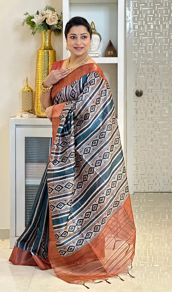 Soft_Tussar_Silk_sarees_with_Beautiful_Print_With_Attractive_Pallu_&_Zari_Border_And_Contrast_Print_Blouse_With_Tassels