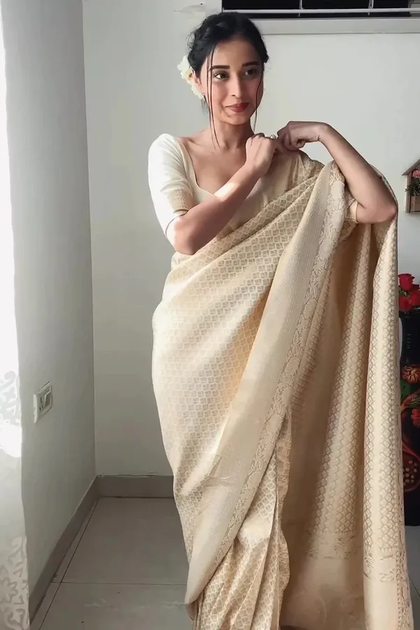 READY_TO_WEAR__CREAM_TRENDY_1-MINUTE_SAREE