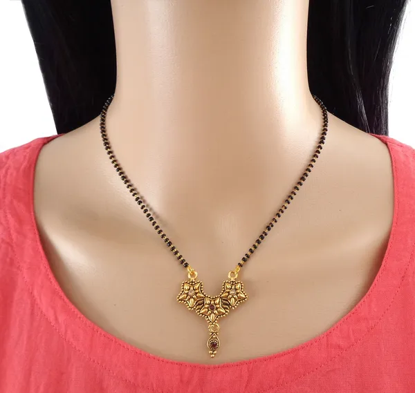Gold_Sleek_Oxidized_Pendant_Mangalsutra_For_Women